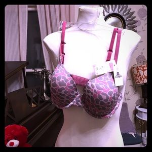 NWT B. tempted bra. 34D. Very pretty and soft